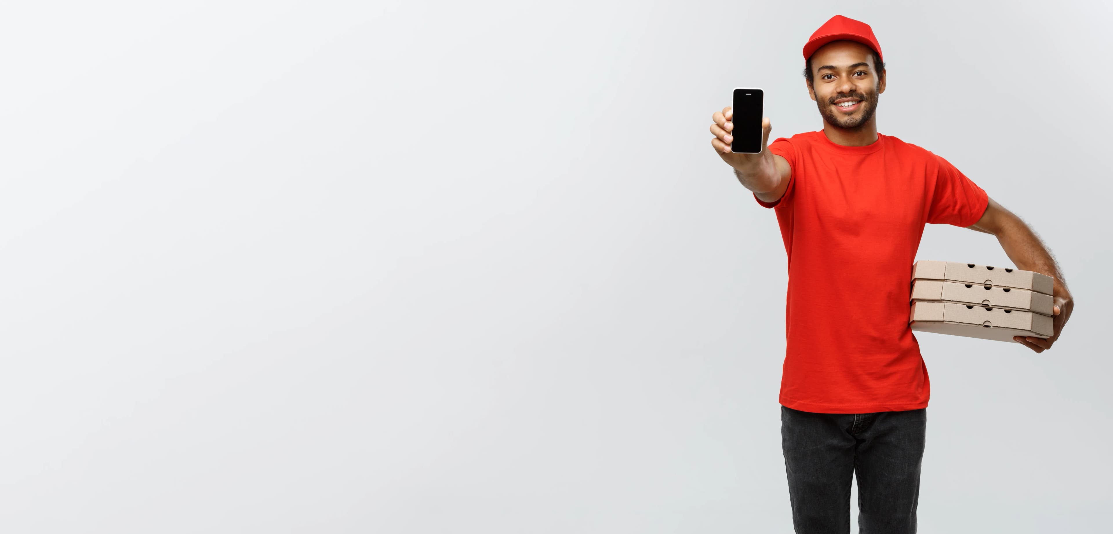 Livreur Ayiba présentant l’app sur son téléphone